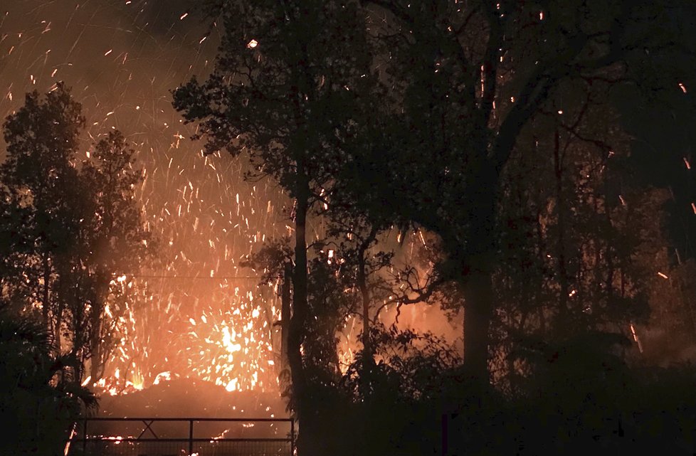 Sopka na Havaji pokračuje v chrlení lávy. Erupci doprovázejí silná zemětřesení.