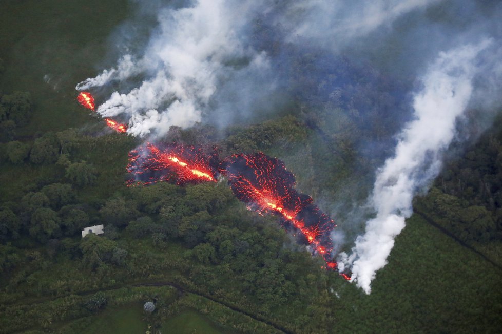 Geologové varovali před další explozí havajské sopky Kilauea, vinou zemětřesení se na ostrově otevřely trhliny (14. 05. 2018).