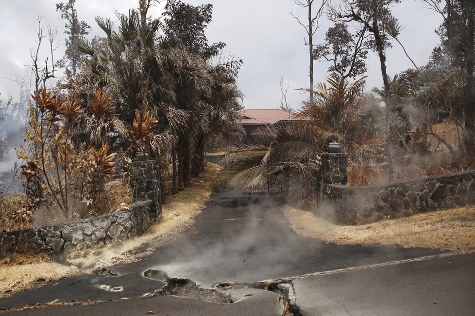 Geologové varovali před další explozí havajské sopky Kilauea, vinou zemětřesení se na ostrově otevřely trhliny (14. 05. 2018).