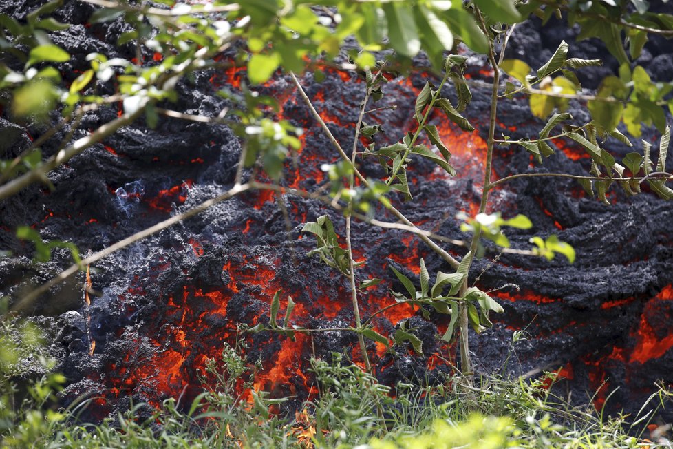 Geologové varovali před další explozí havajské sopky Kilauea, vinou zemětřesení se na ostrově otevřely trhliny (14. 05. 2018).