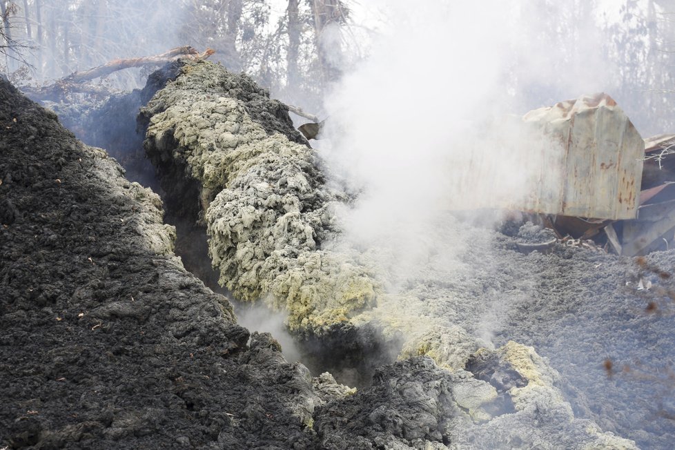 Geologové varovali před další explozí havajské sopky Kilauea, vinou zemětřesení se na ostrově otevřely trhliny (14. 05. 2018).