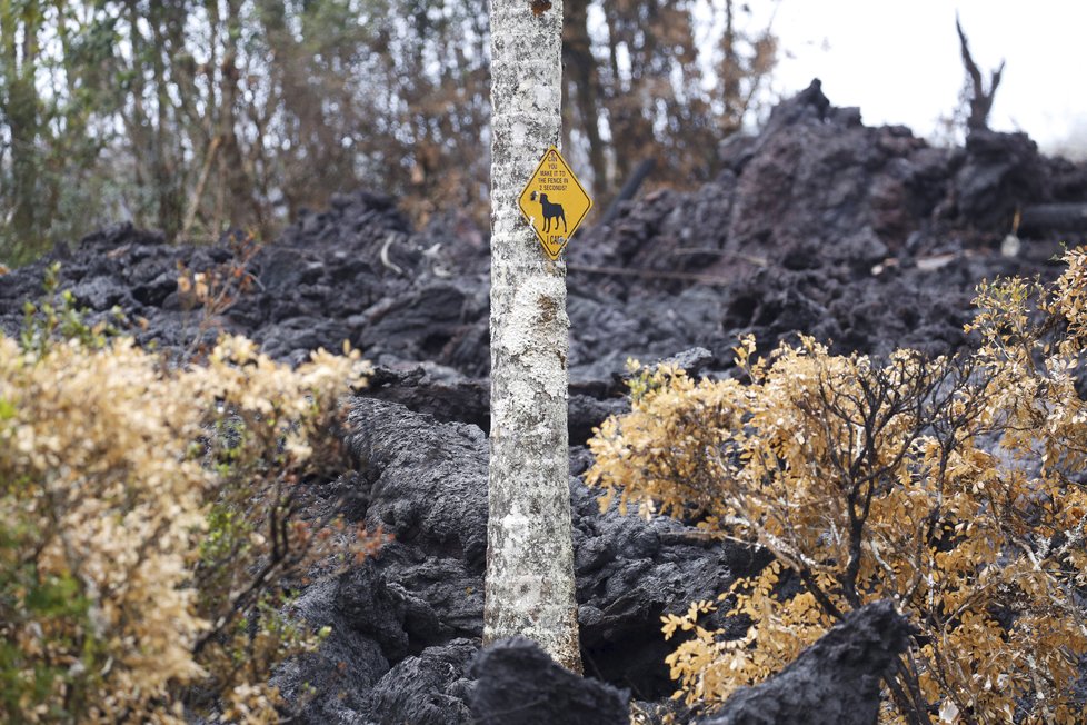 Geologové varovali před další explozí havajské sopky Kilauea, vinou zemětřesení se na ostrově otevřely trhliny (14. 05. 2018).