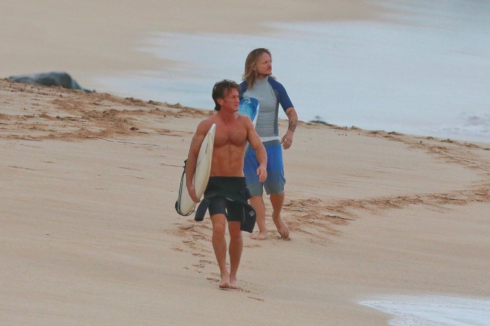 Sean Penn na surfu