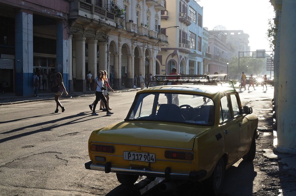 Nová auta v Havaně nenajdete. Vítězí moskviče, lady nebo chevrolety z 50. let.