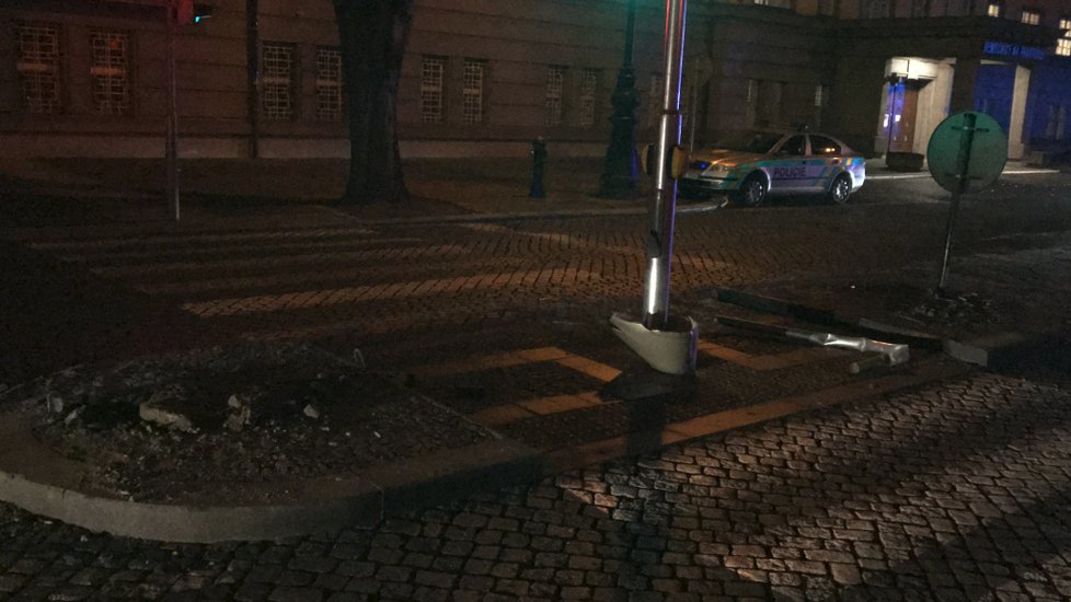 15. února 2019: Večer policisté museli řešit případ opilého řidiče, který nadýchal takřka 3 promile alkoholu. Ve svém podroušeném stavu nezvládl řízení a naboural do stromu.