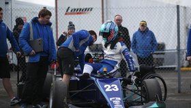 Necelý rok po amputaci obou nohou nadchl v sobotu osmnáctiletý pilot Billy Monger nejen motoristický svět, když při návratu do soutěžního vozu obsadil třetí místo v závodě britského šampionátu formule 3