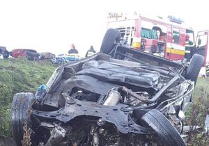 Smrtelná nehoda u Mimoně: Auto skončilo v kotrmelcích v poli, řidič vypadl ven (ilustrační foto)