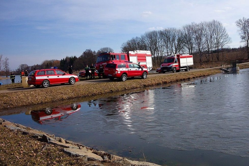 Noční havárie na D1 u Vyškova přidělala práci především hasičům. Mléko a nafta z cisterny zamířily do místního rybníka.