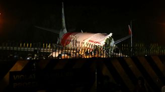 Při pádu letadla v Indii zemřelo nejméně 17 lidí, další jsou v kritickém stavu