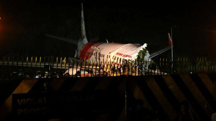 Při havárii letadla v Indii zemřelo nejméně 17 lidí