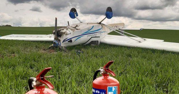 Na Blanensku se převrátilo letadlo: Pilot (59) vyvázl bez újmy, jeho pasažér (71) se lehce zranil 