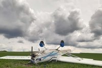 Na Blanensku se převrátilo letadlo: Pilot (59) vyvázl bez újmy, jeho pasažér (71) se lehce zranil