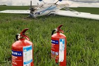 Na Blanensku se převrátilo letadlo: Pilot (59) vyvázl bez újmy, jeho pasažér (71) se lehce zranil