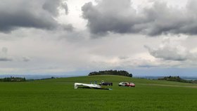 Při nehodě ultralevého letadla na Blanensku se zranil cestující (71), pilot (59) vyvázl bez zranění.