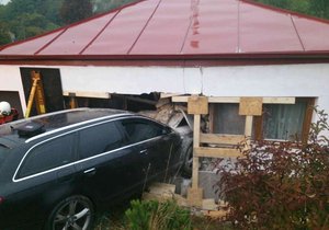 Šofér audi nezvládl na Blanensku zatáčku a naboural do rodinného domu. Předkem auta se dostal až do obývacího pokoje.
