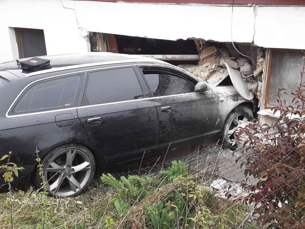 Šofér audi nezvládl na Blanensku zatáčku a naboural do rodinného domu. Předkem auta se dostal až do obývacího pokoje.