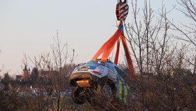 Na Pražském okruhu v místech sjezdu na Černý Most havarovalo policejní vozidlo. Skončilo v křoví (27. duben 2021).