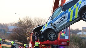 Nehoda policistů v Opavě: Mají vážná zranění! Honili motorkáře, auto jim nedalo přednost