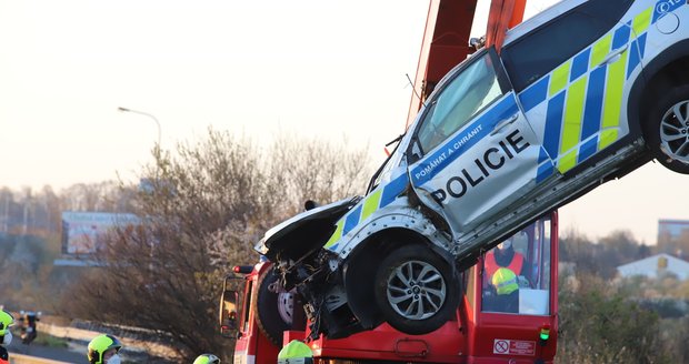 Nehoda policistů v Opavě: Mají vážná zranění! Honili motorkáře, auto jim nedalo přednost