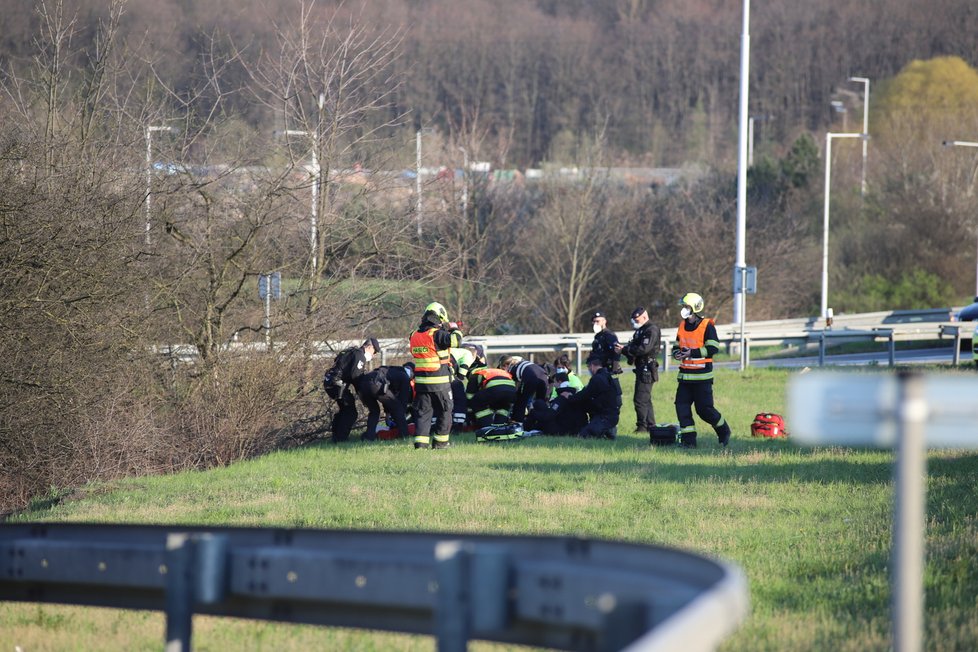 Na Pražském okruhu v místech sjezdu na Černý Most havarovalo policejní vozidlo. Skončilo v křoví (27. duben 2021).