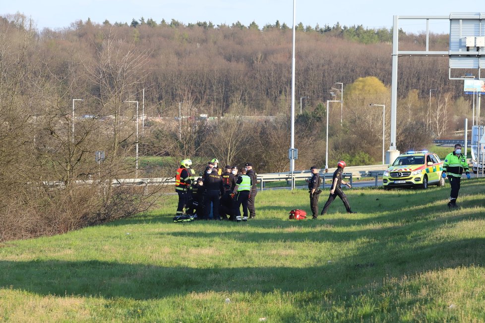 Na Pražském okruhu v místech sjezdu na Černý Most havarovalo policejní vozidlo. Skončilo v křoví (27. duben 2021).