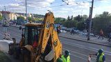 Havárie kanalizace ochromila tramvaje: Mezi Výtoní a Podolskou vodárnou jezdí autobusy 