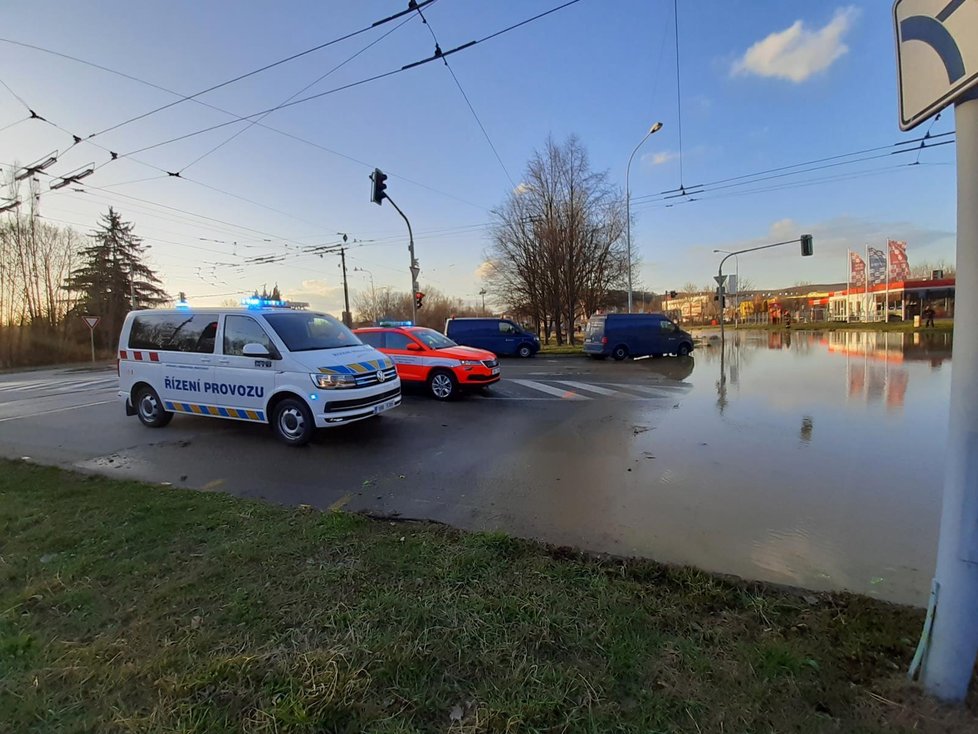 V Brně opět prasklo vodovodní potrubí, a opět v Bystrcké ulici. Hasiči museli odčerpat vodu.