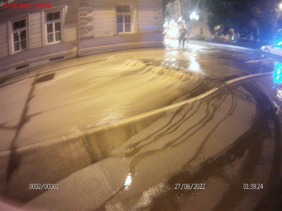 V Brně na několika místech prasklo potrubí s vodou.
