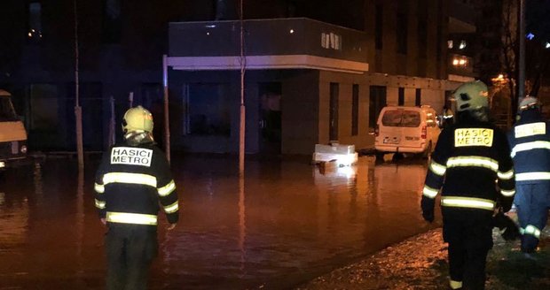 Havárie vody se stala v Nekvasilově ulici nedaleko Invalidovny.