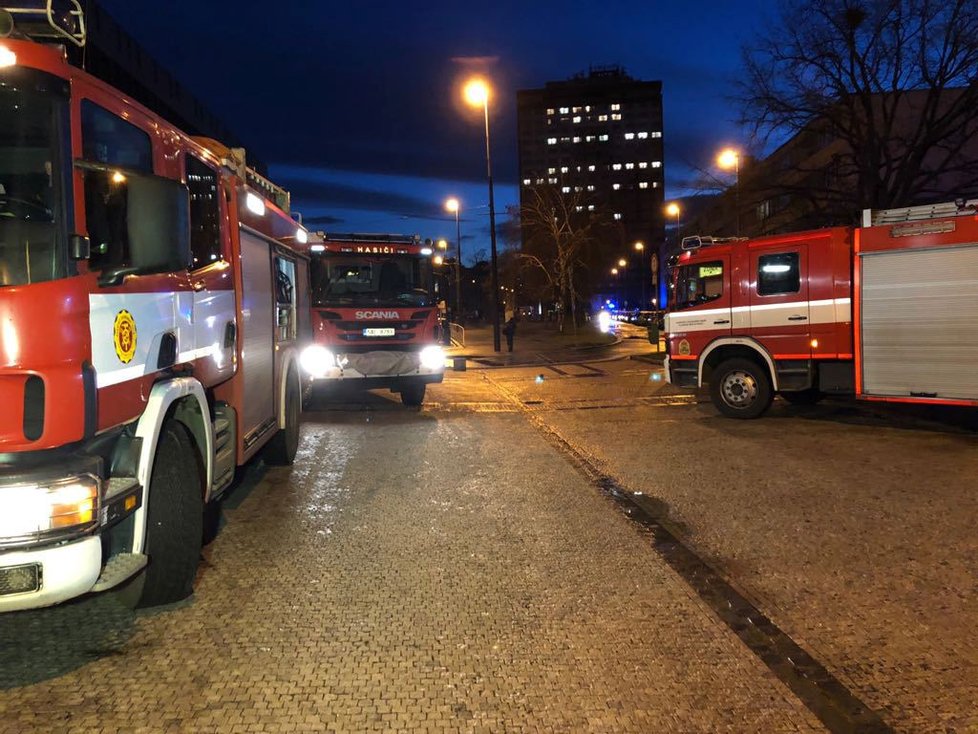 Havárie vody se stala v Nekvasilově ulici nedaleko Invalidovny.