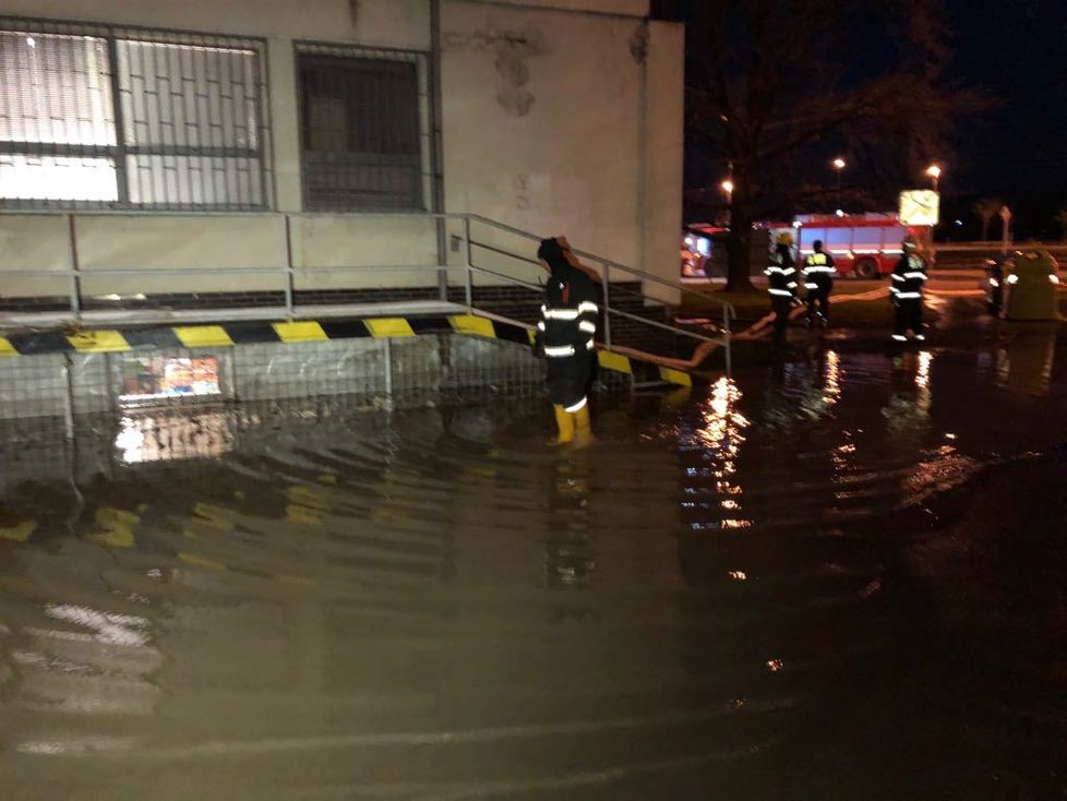 Havárie vody se stala v Nekvasilově ulici nedaleko Invalidovny.