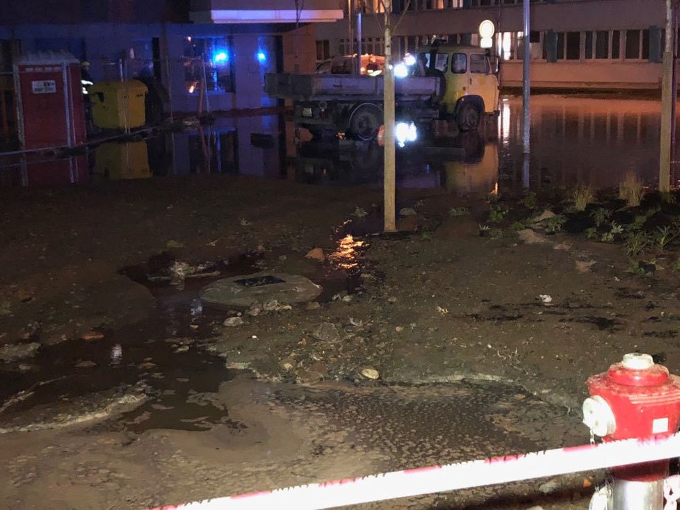 Havárie vody se stala v Nekvasilově ulici nedaleko Invalidovny.
