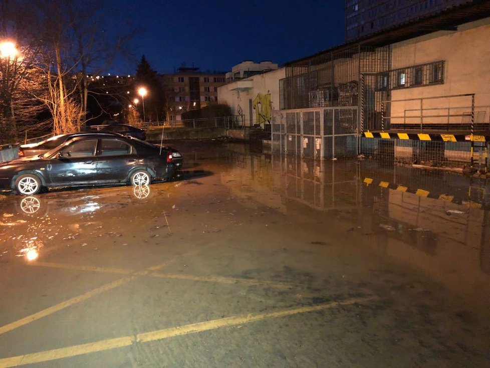 Havárie vody se stala v Nekvasilově ulici nedaleko Invalidovny.