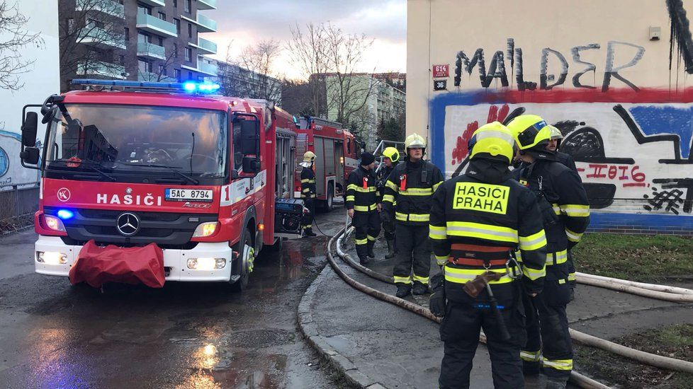 Hasiči pokračují v zásahu u havárie vodovodního řadu nedaleko Invalidovny.