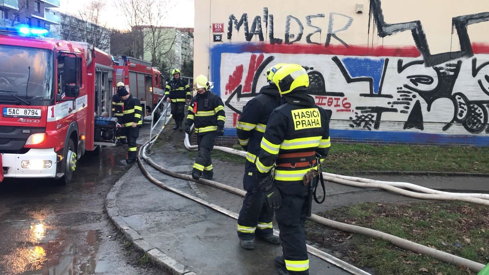 Hasiči pokračují v zásahu u havárie vodovodního řadu nedaleko Invalidovny.