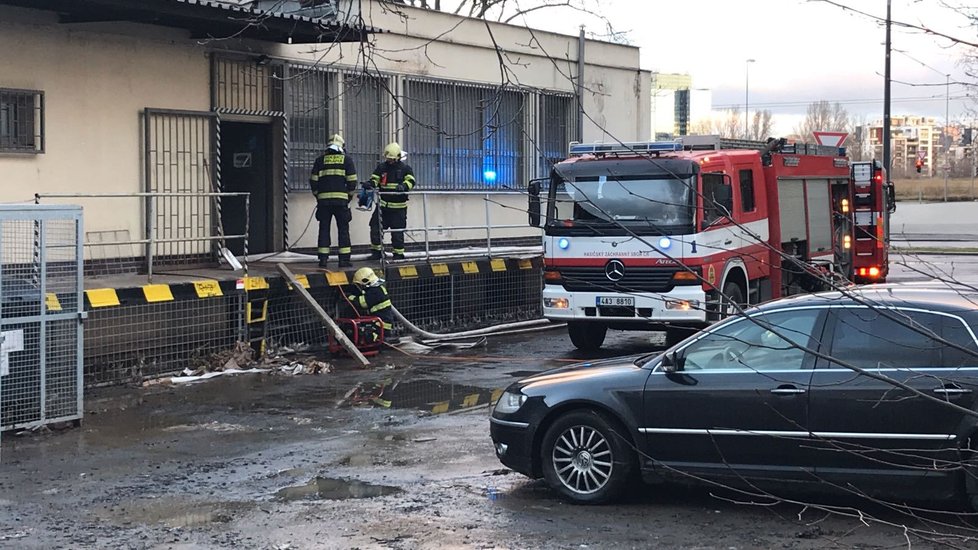 Hasiči pokračují v zásahu u havárie vodovodního řadu nedaleko Invalidovny.