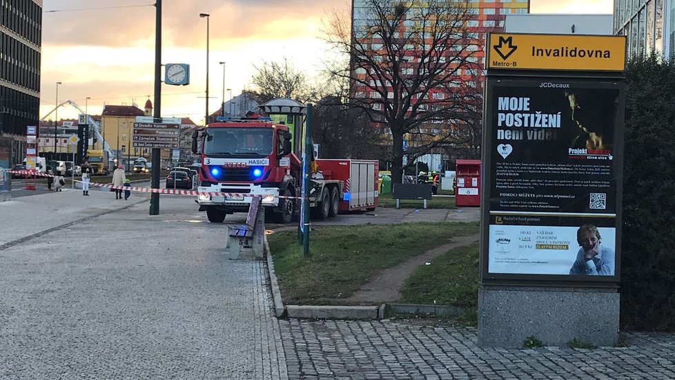 Hasiči pokračují v zásahu u havárie vodovodního řadu nedaleko Invalidovny.