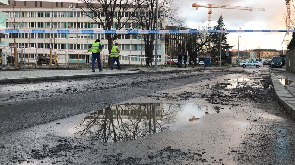 Hasiči pokračují v zásahu u havárie vodovodního řadu nedaleko Invalidovny.