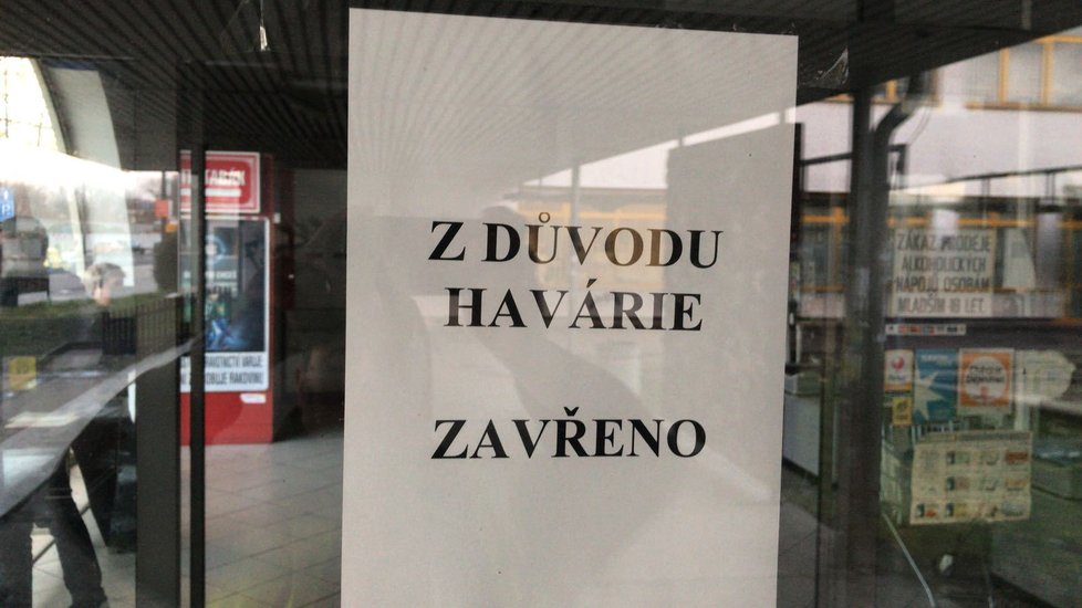 Hasiči pokračují v zásahu u havárie vodovodního řadu nedaleko Invalidovny.