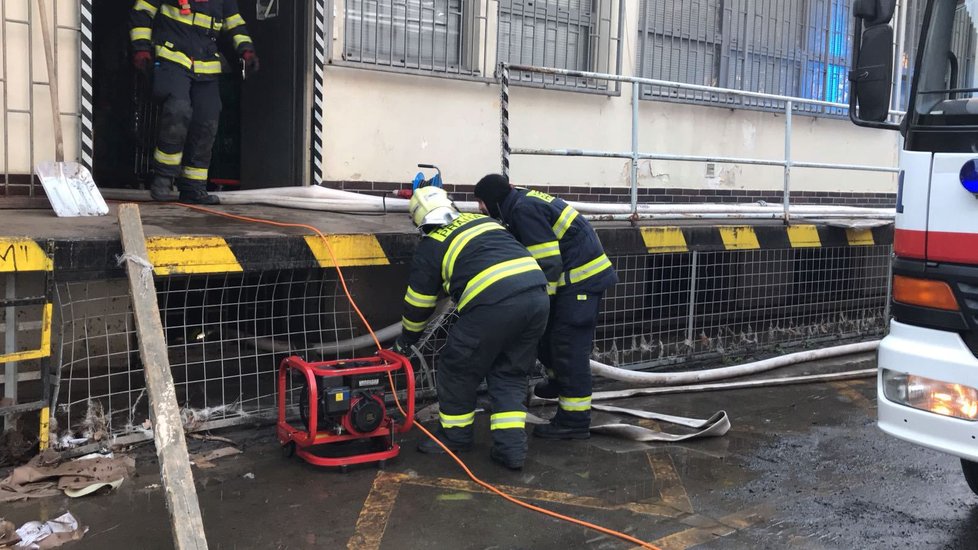 Hasiči pokračují v zásahu u havárie vodovodního řadu nedaleko Invalidovny.