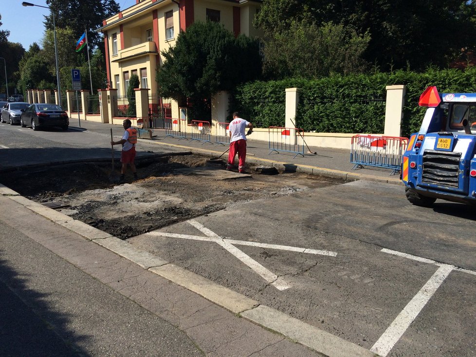 Havárie vody nedaleko Korunovační ulice