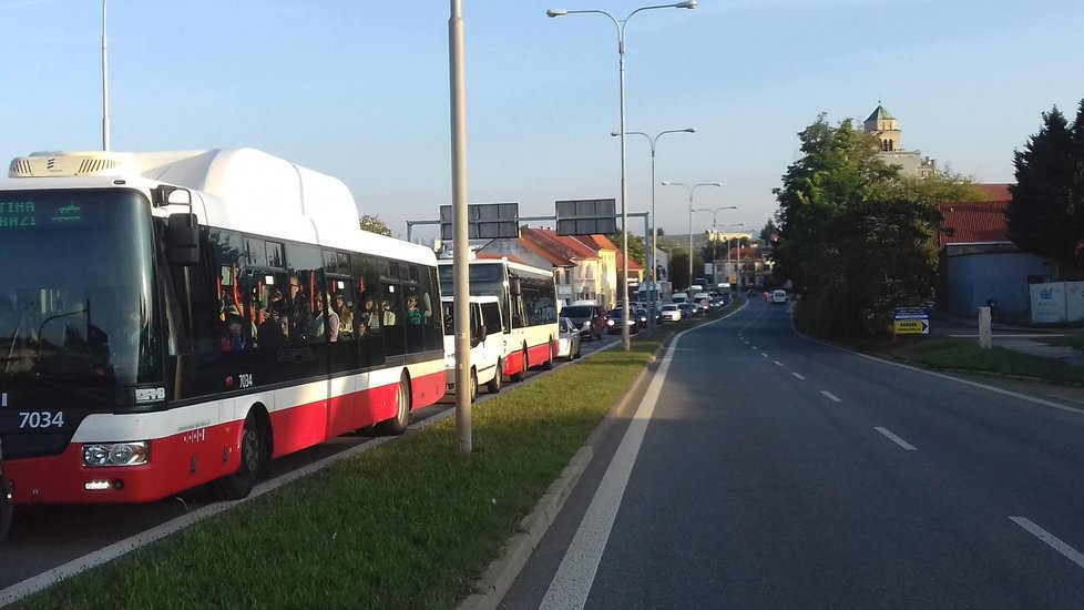 Černé úterý. Havárie vodovodu na Gajdošově ulici v Brně způsobila velké dopravní komplikace. Provoz řídí policisté.