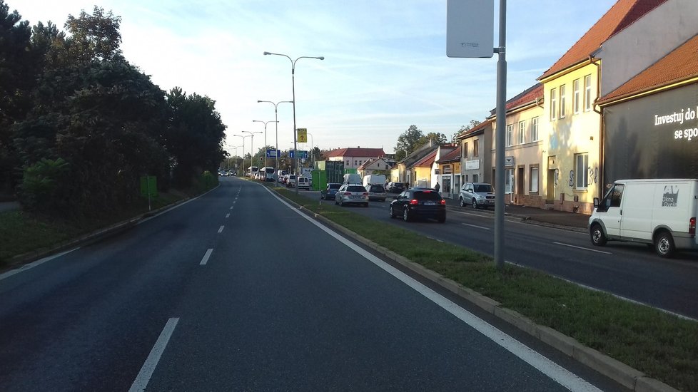 Černé úterý. Havárie vodovodu na Gajdošově ulici v Brně způsobila velké dopravní komplikace. Provoz řídí policisté.