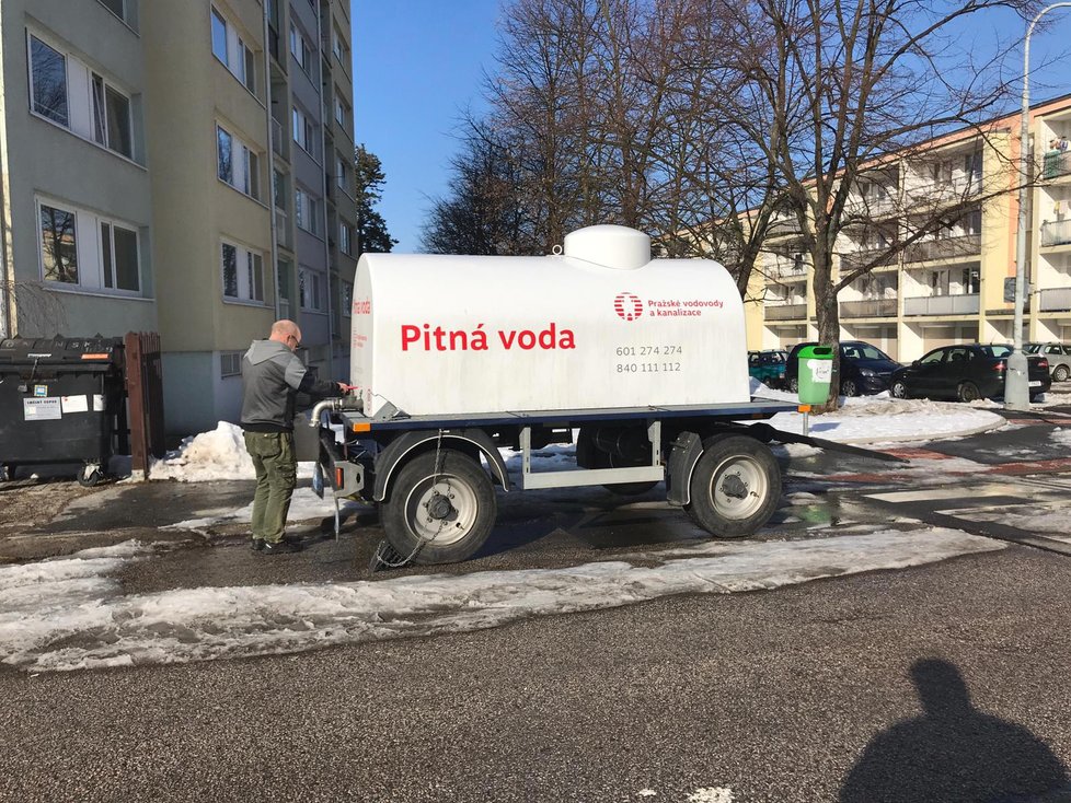 Havárie vody v Běchovicích odřízla od vody zhruba 15 tisíc lidí.