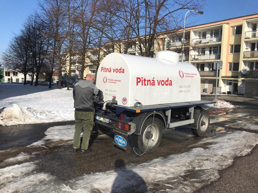 Havárie vody v Běchovicích odřízla od vody zhruba 15 tisíc lidí.