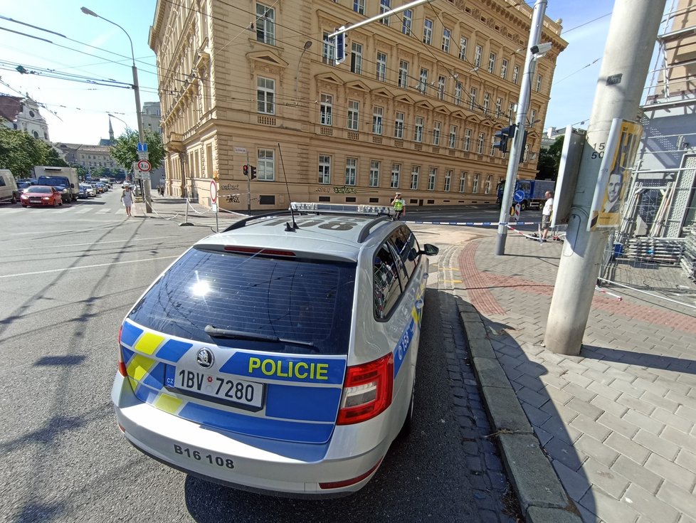 Policie uzavřela kvůli havárii vody Žerotínovo náměstí. Auta odklání přes Kounicovu ulici.