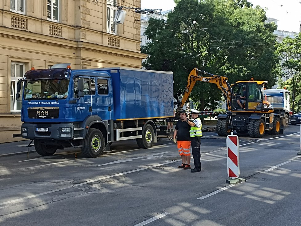 Policie uzavřela kvůli havárii vody Žerotínovo náměstí. Auta odklání přes Kounicovu ulici.