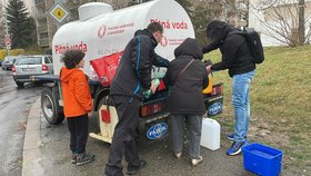 Obří havárie v Praze 13: Domácnosti bez vody, zavřené školy i školky! Řad se začal napouštět