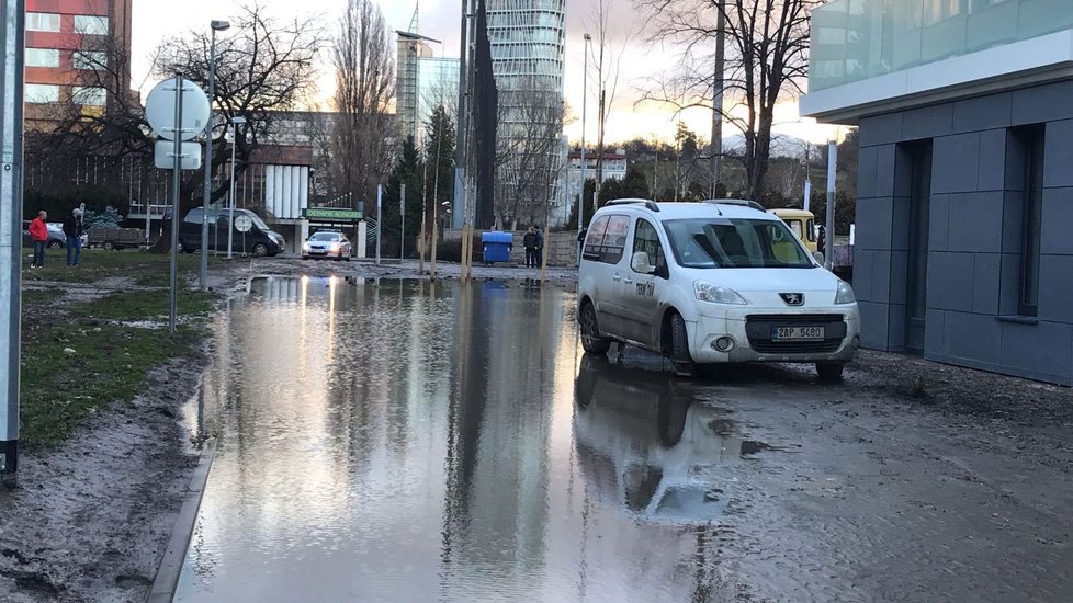 Kvůli havárii vody v Karlíně jsou bez pitné vody tři tisíce odběratelů.