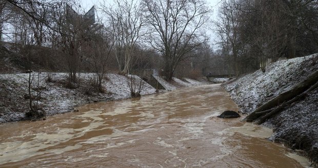 Havárie vody v Hloubětíně zabahnila Rokytku.